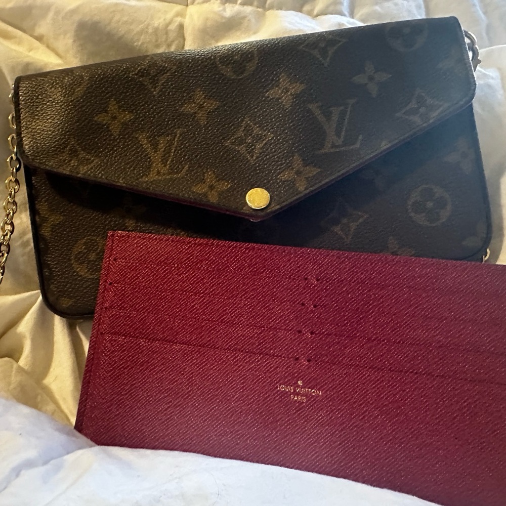 LOUIS VUITTON
Monogram Canvas Felicie Pochette Bag